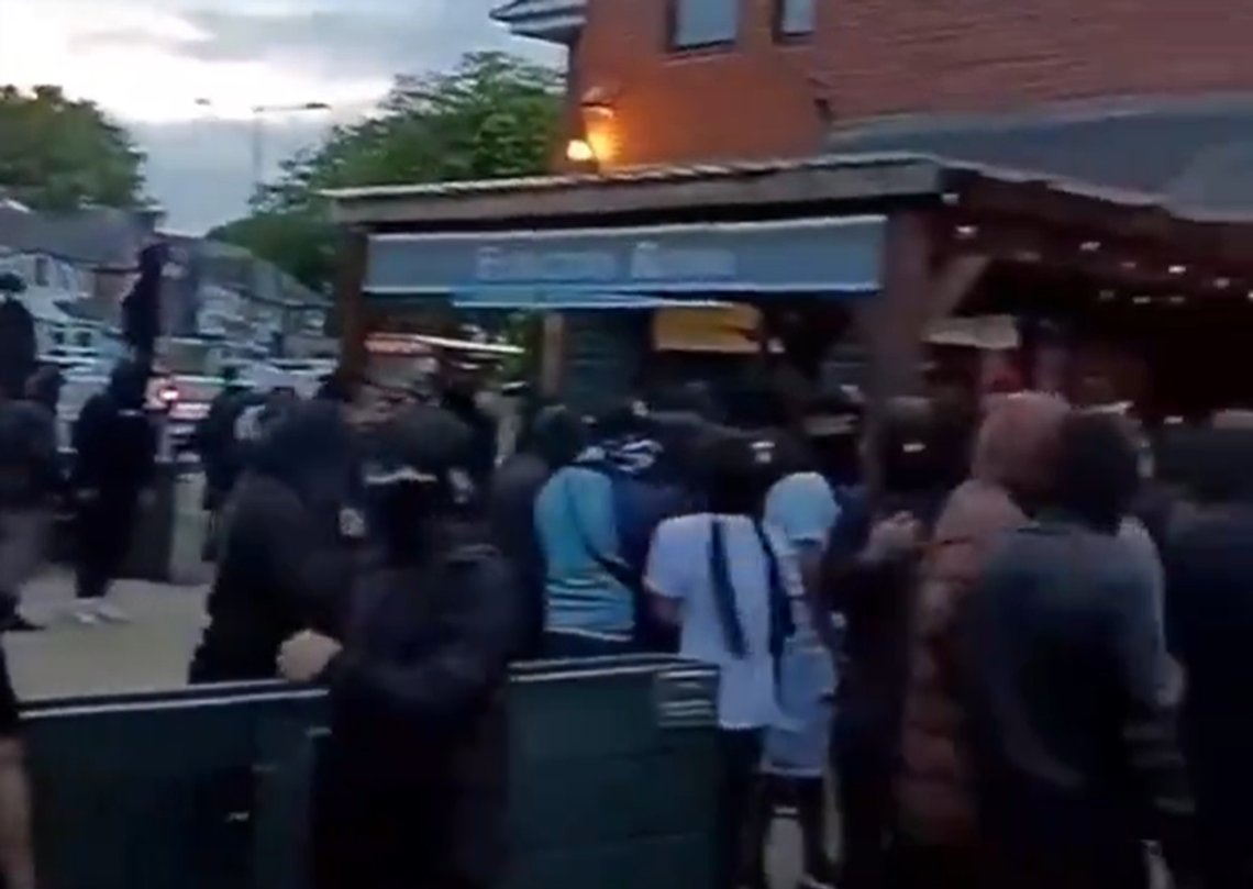 Såkalt fredelige muslimer angriper en pub i Birmingham. Politiet fokuserer på å arrestere folk som har skrevet noe dumt på sosiale medier. Stillbilde video/ X Såkalt fredelige muslimer angriper en pub i Birmingham. Politiet fokuserer på å arrestere folk som har skrevet noe dumt på sosiale medier. Stillbilde video/ X