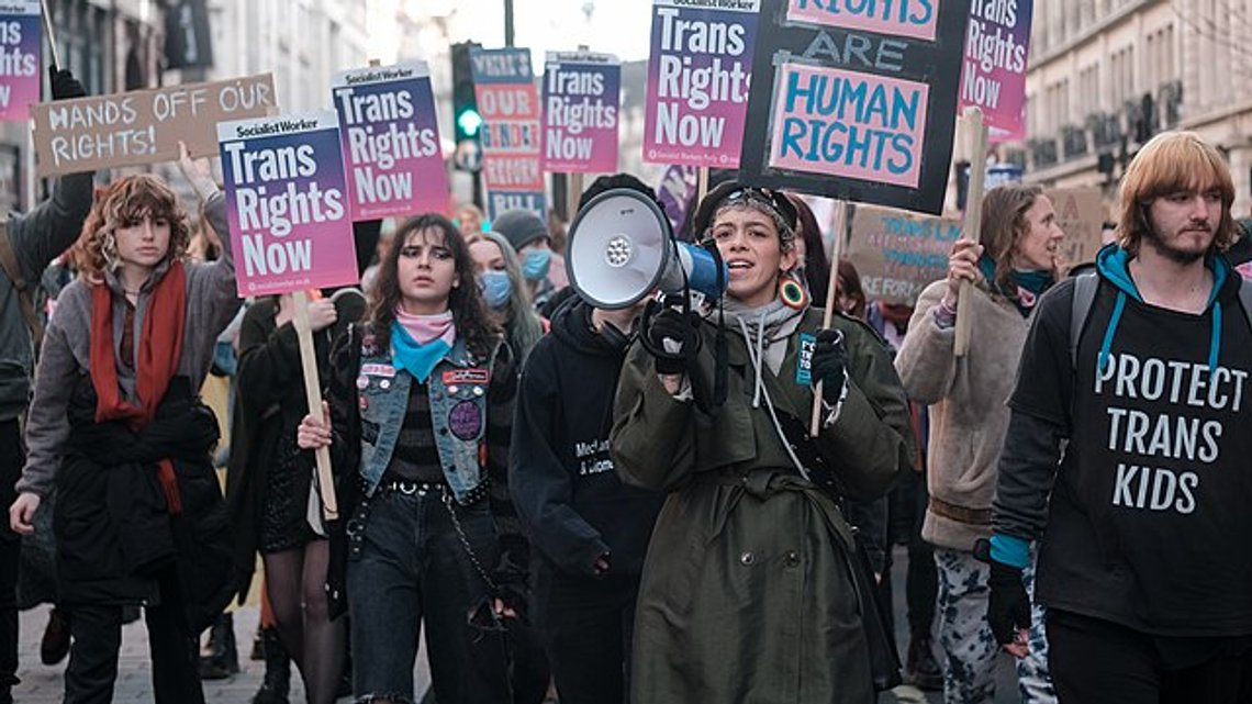 Demonstrasjon for transkjønnedes rettigheter i London, januar 2023. Foto: Wikimedia Commons. Demonstrasjon for transkjønnedes rettigheter i London, januar 2023. Foto: Wikimedia Commons.