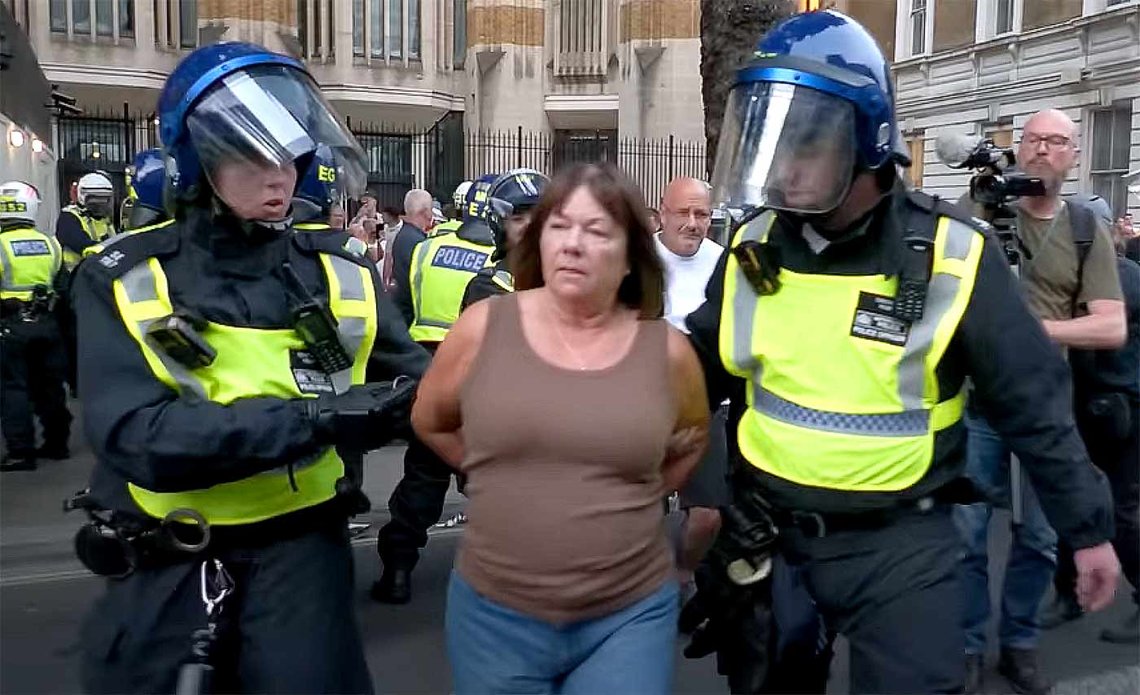 – Ytterliggående islamofob arresteres av opprørspoliti med hjelmer og kevlarhansker. (Foto: Urban Pictures UK/Stillbilde YouTube) – Ytterliggående islamofob arresteres av opprørspoliti med hjelmer og kevlarhansker. (Foto: Urban Pictures UK/Stillbilde YouTube)