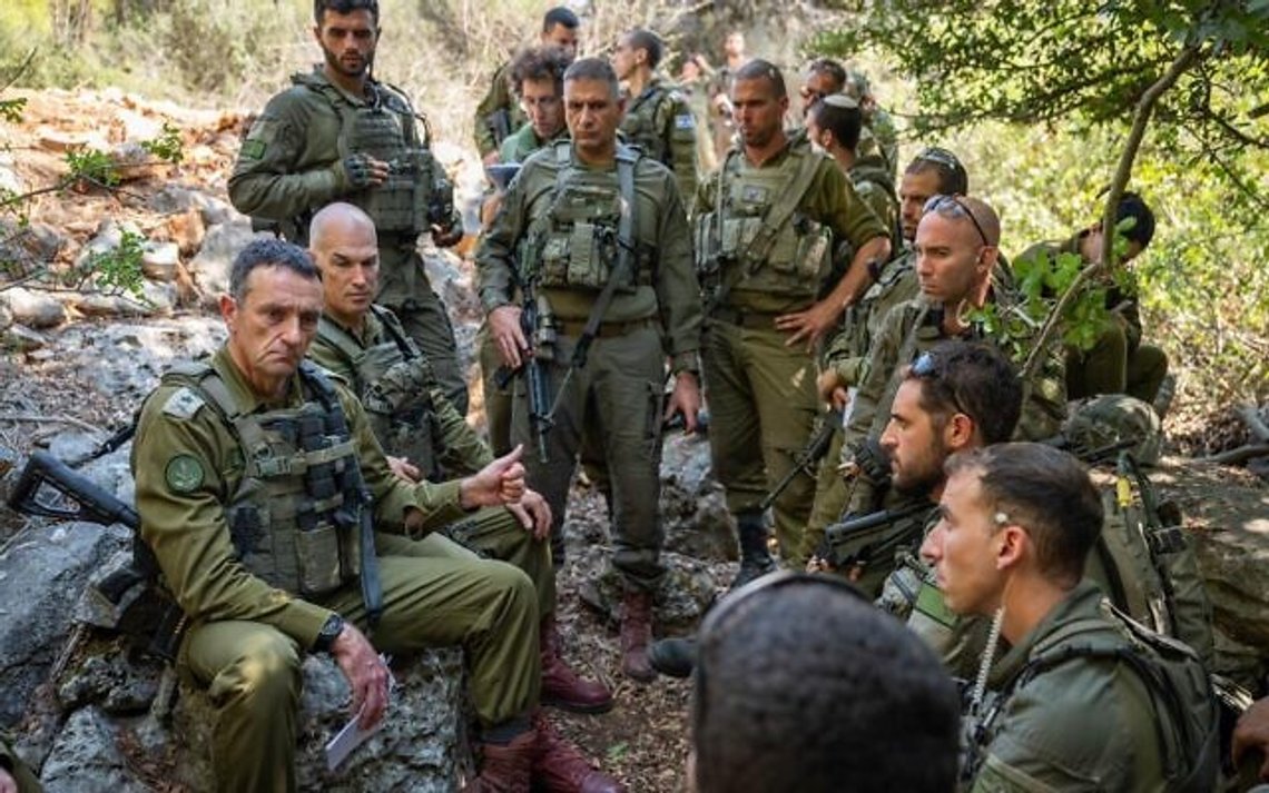 IDF-sjefen, generalløytnant Herzi Halevi, snakker med offiserer og soldater i Nord-Israel. IDF (Israels forsvarsstyrker) forbereder på bakkeinvasjon av Libanon. Foto: IDF IDF-sjefen, generalløytnant Herzi Halevi, snakker med offiserer og soldater i Nord-Israel. IDF (Israels forsvarsstyrker) forbereder på bakkeinvasjon av Libanon. Foto: IDF