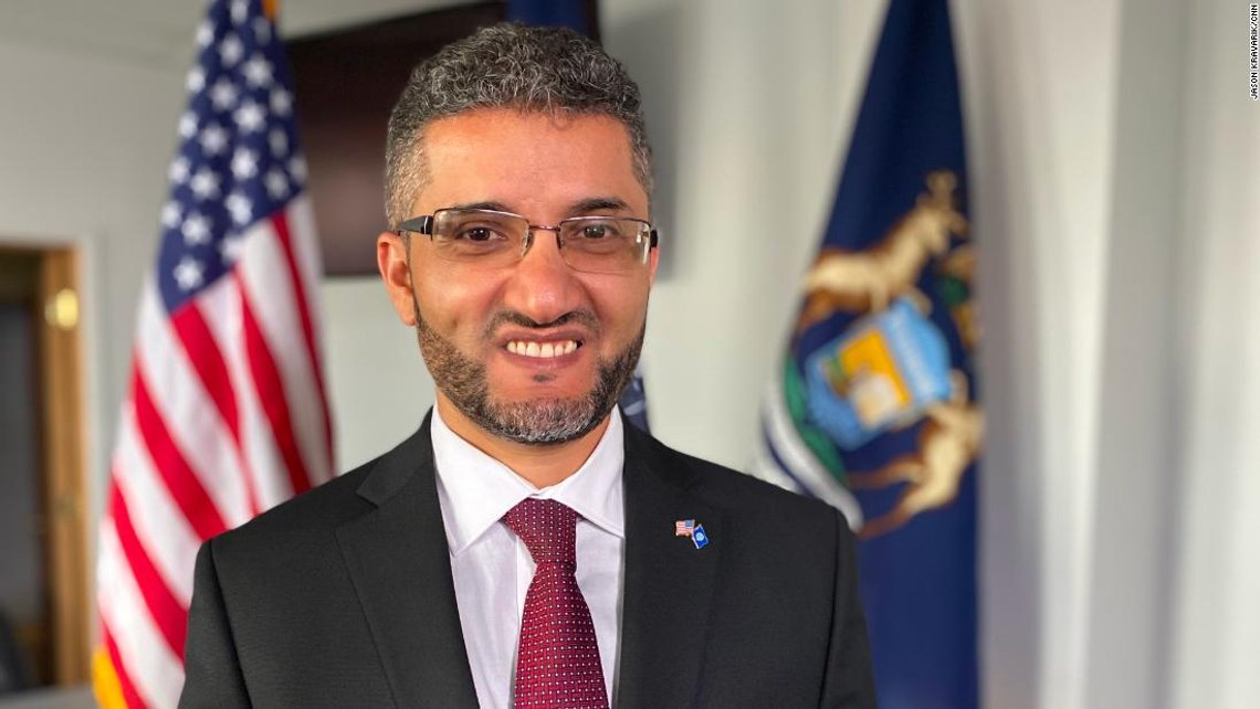 Amer Ghalib, ordfører i Hamtrack, den eneste byen i USA med muslimsk flertall og den første i byen som ikke var polsk. Amer Ghalib, ordfører i Hamtrack, den eneste byen i USA med muslimsk flertall og den første i byen som ikke var polsk.