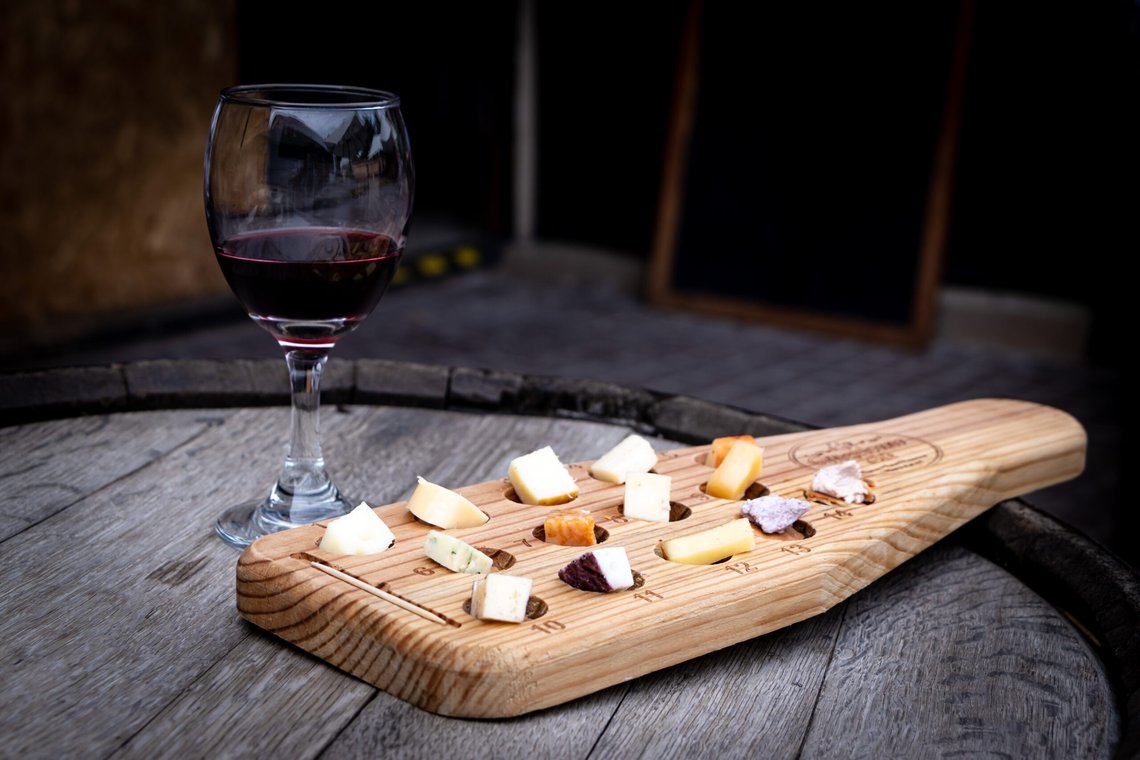Mange nordmenn liker å kombinere ost med vin i hyggelig lag. Men dette får ikke pensjonister på Nordstrand lov til. PS: De fleste oster smaker best kombinert med hvitvin. Foto: Pixabay Mange nordmenn liker å kombinere ost med vin i hyggelig lag. Men dette får ikke pensjonister på Nordstrand lov til. PS: De fleste oster smaker best kombinert med hvitvin. Foto: Pixabay
