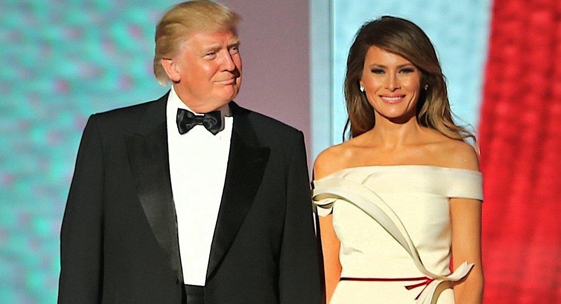 President Donald J. Trump ankommer Liberty Ball på Walter E. Washington Convention Center i Washington, D.C., 20. januar 2017. Mer enn 5000 militære medlemmer fra alle grener av USAs væpnede styrker, inkludert reservestyrker og nasjonalgarden, sørger for seremoniell støtte og forsvarsstøtte til sivile myndigheter under innsettelsesperioden. Foto av U.S. Army Sgt. Ashley Marble, Wikimedia Commons. President Donald J. Trump ankommer Liberty Ball på Walter E. Washington Convention Center i Washington, D.C., 20. januar 2017. Mer enn 5000 militære medlemmer fra alle grener av USAs væpnede styrker, inkludert reservestyrker og nasjonalgarden, sørger for seremoniell støtte og forsvarsstøtte til sivile myndigheter under innsettelsesperioden. Foto av U.S. Army Sgt. Ashley Marble, Wikimedia Commons.