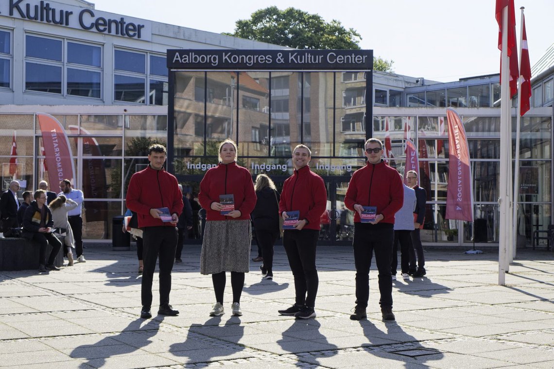 Unge danske patrioter utkledd som sosialdemokrater. Foto: Generation Identitær Unge danske patrioter utkledd som sosialdemokrater. Foto: Generation Identitær