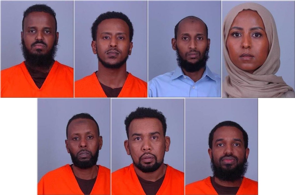 De fem tiltalte i den første føderale rettssaken om det omfattende Feeding Our Future-svindelsaken.
Abdiaziz Farah, Mohamed Jama Ismail, Abdi Aftin, Said Farah, Abdimajid Mohamed Nur, Hayat Nur og Mukhtar Sharif. Kilde: DOJ. De fem tiltalte i den første føderale rettssaken om det omfattende Feeding Our Future-svindelsaken.
Abdiaziz Farah, Mohamed Jama Ismail, Abdi Aftin, Said Farah, Abdimajid Mohamed Nur, Hayat Nur og Mukhtar Sharif. Kilde: DOJ.