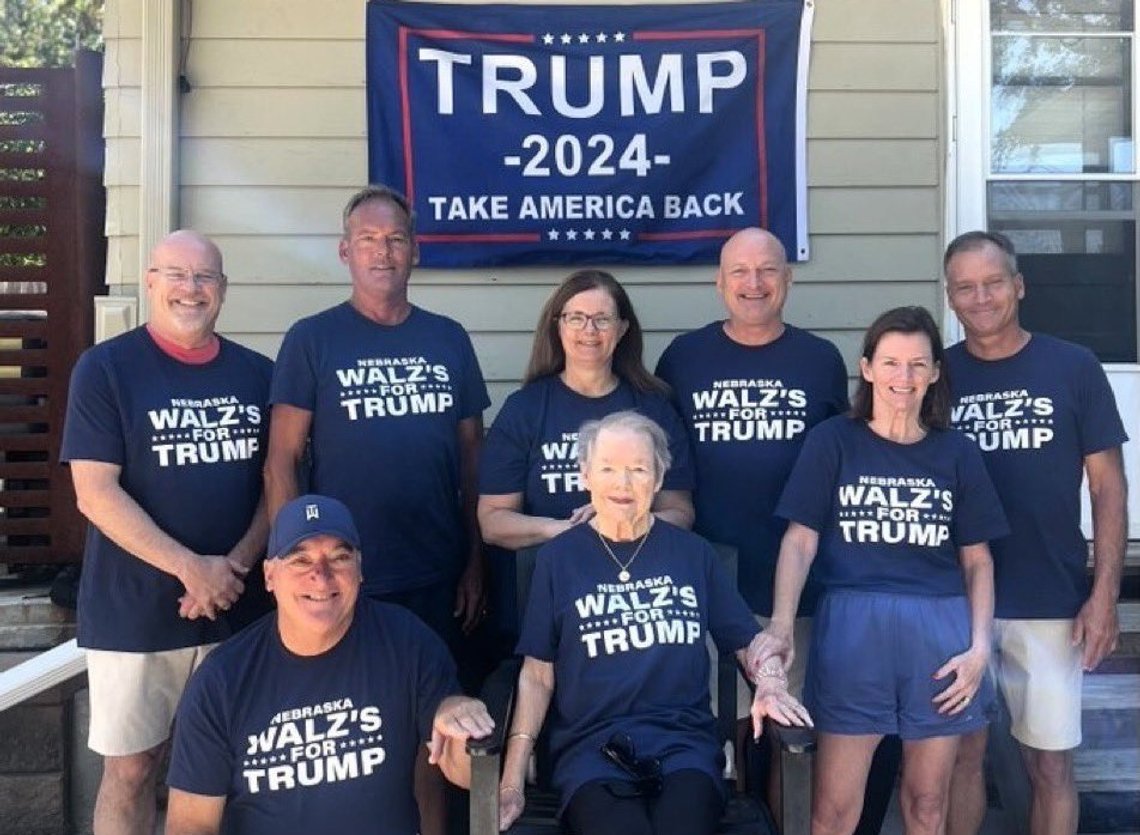 Foto: Skjermbilde YouTube. Tim Walz' familie i Nebraska poserer for et bilde iført Trump-skjorter. Foto: Skjermbilde YouTube. Tim Walz' familie i Nebraska poserer for et bilde iført Trump-skjorter.