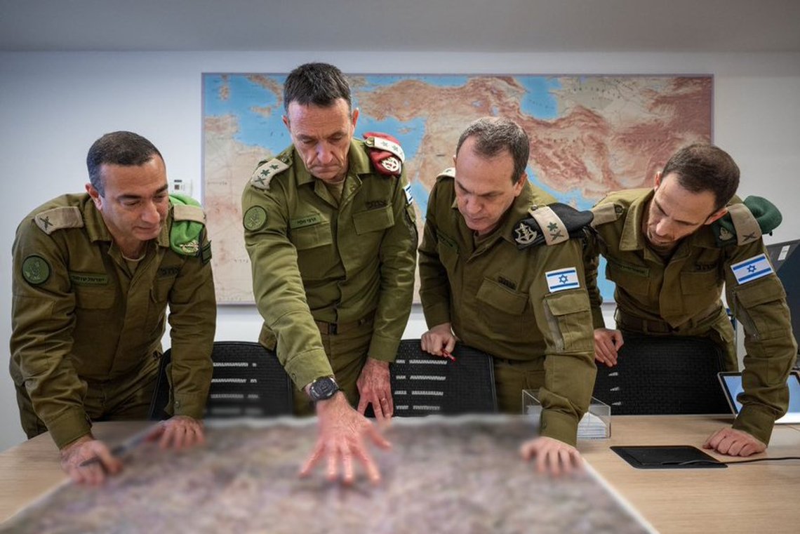 Israels forsvarssjef Herzi Halevi legger planer med andre toppoffiserer. Foto: X/ IDF Israels forsvarssjef Herzi Halevi legger planer med andre toppoffiserer. Foto: X/ IDF