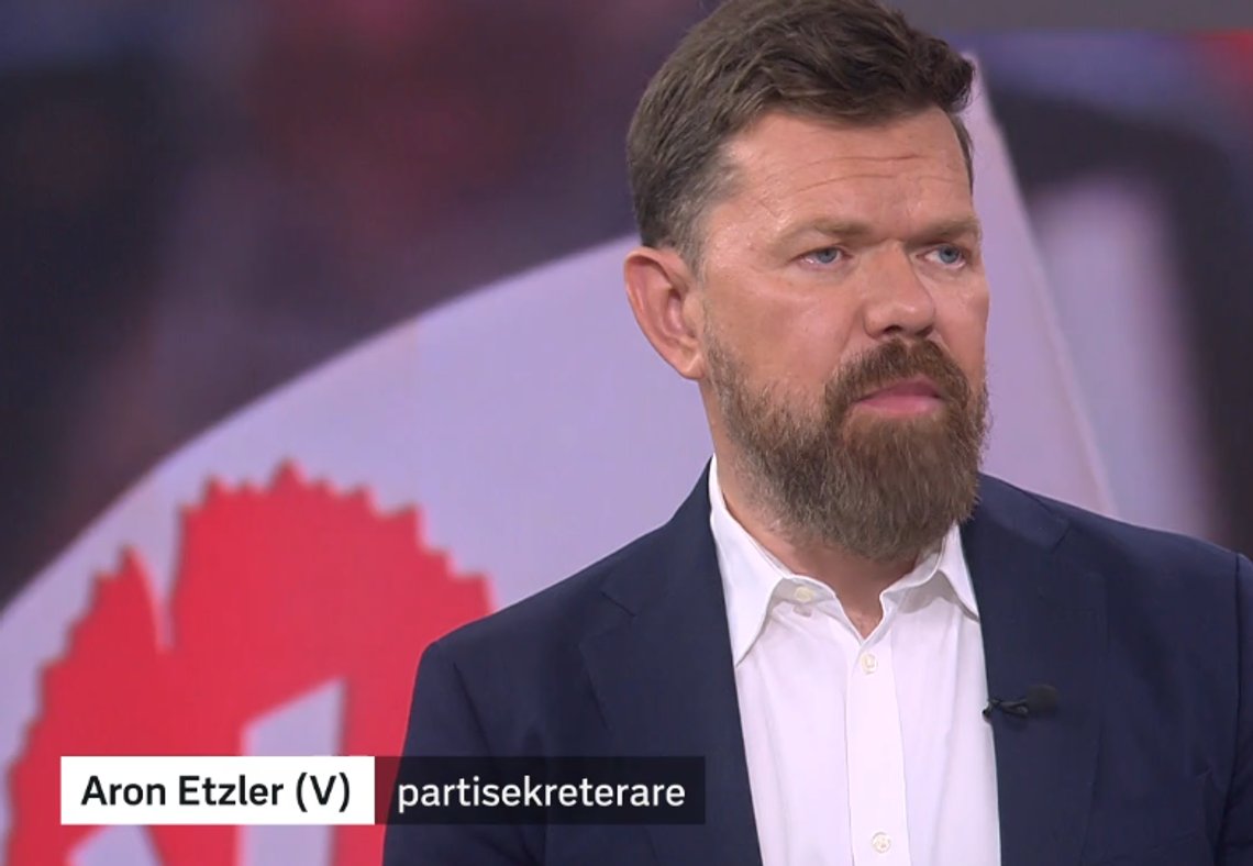 Vänsterpartiets partisekretær Aron Etzler ber om unnskyldning for antisemittisme. Foto: Skjermdump fra SVT Aktuellt. Vänsterpartiets partisekretær Aron Etzler ber om unnskyldning for antisemittisme. Foto: Skjermdump fra SVT Aktuellt.