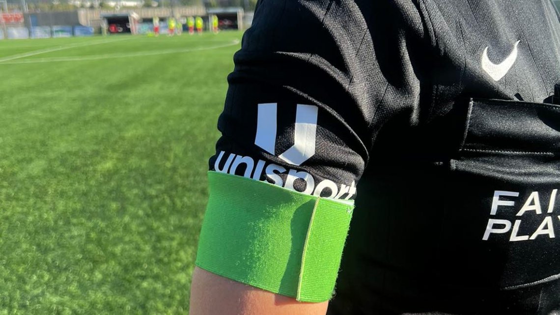 Et grønt armbind er NFFs måte å gjøre livet lettere for unge dommere. Foto: NFF Et grønt armbind er NFFs måte å gjøre livet lettere for unge dommere. Foto: NFF