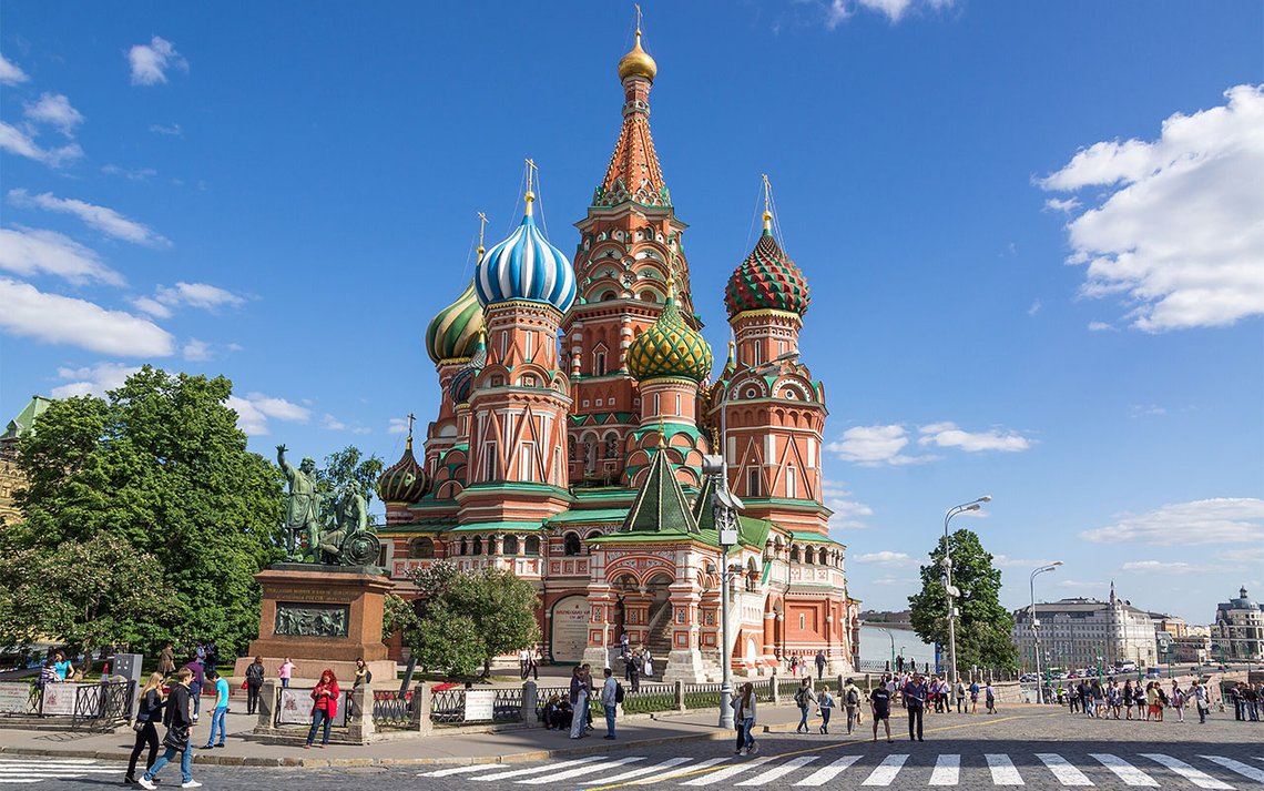 Vasilijkatedralen ved enden av Røde plass like ved Kreml, ble oppført på 1500-tallet under Ivan den grusomme og er et av de mest kjente landemerkene i Russland. Den ble delvis ødelagt av Napoleon i 1812, men snart gjenoppbygd. Foto: Vyacheslav Argenberg / http://www.vascoplanet.com/ CC BY 4.0 Vasilijkatedralen ved enden av Røde plass like ved Kreml, ble oppført på 1500-tallet under Ivan den grusomme og er et av de mest kjente landemerkene i Russland. Den ble delvis ødelagt av Napoleon i 1812, men snart gjenoppbygd. Foto: Vyacheslav Argenberg / http://www.vascoplanet.com/ CC BY 4.0