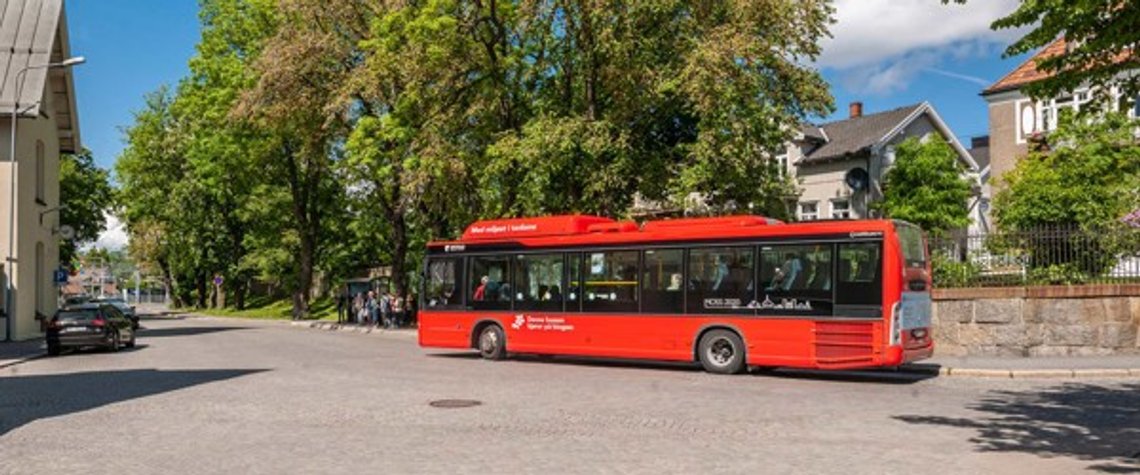 Østfold fylkeskommune har som mål at flere skal reise kollektivt i Østfold. Da er gratisbilleter til asylsøkere en god løsning. Foto: Østfold kollektivtrafikk. Østfold fylkeskommune har som mål at flere skal reise kollektivt i Østfold. Da er gratisbilleter til asylsøkere en god løsning. Foto: Østfold kollektivtrafikk.