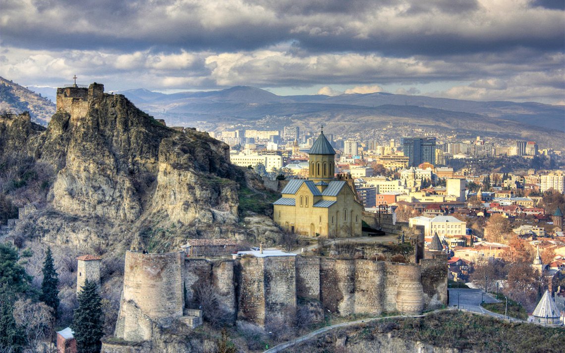 Fra Georgias hovedstad Tbilisi. Narikala-festningen med St. Nicholas-kirken i forgrunnen. Foto: George Melashvili CC BY-SA 3.0 Fra Georgias hovedstad Tbilisi. Narikala-festningen med St. Nicholas-kirken i forgrunnen. Foto: George Melashvili CC BY-SA 3.0