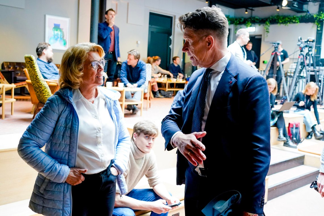 Oslo 20230425.
Åslaug Haga i Fornybar Norge og olje- og energiminister Terje Aasland (Ap) før presentasjonen av nye områder for havvind.
Foto: Terje Pedersen / NTB Oslo 20230425.
Åslaug Haga i Fornybar Norge og olje- og energiminister Terje Aasland (Ap) før presentasjonen av nye områder for havvind.
Foto: Terje Pedersen / NTB