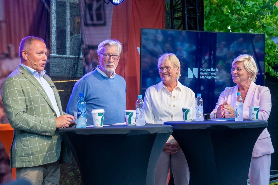 Arendal 20240814.
Oljefondssjef Nicolai Tangen intervjuer tidligere finansministre Sigbjørn Johnsen, Kristin Halvorsen og Siv Jensen på Kanalscenen under Arendalsuka. Temaet er hvordan Oljefondet kan forbli en suksess. De tre tidligere ministrene deler innsikt og erfaringer fra sine perioder med ansvar for fondet.
Foto: Heiko Junge / NTB Arendal 20240814.
Oljefondssjef Nicolai Tangen intervjuer tidligere finansministre Sigbjørn Johnsen, Kristin Halvorsen og Siv Jensen på Kanalscenen under Arendalsuka. Temaet er hvordan Oljefondet kan forbli en suksess. De tre tidligere ministrene deler innsikt og erfaringer fra sine perioder med ansvar for fondet.
Foto: Heiko Junge / NTB