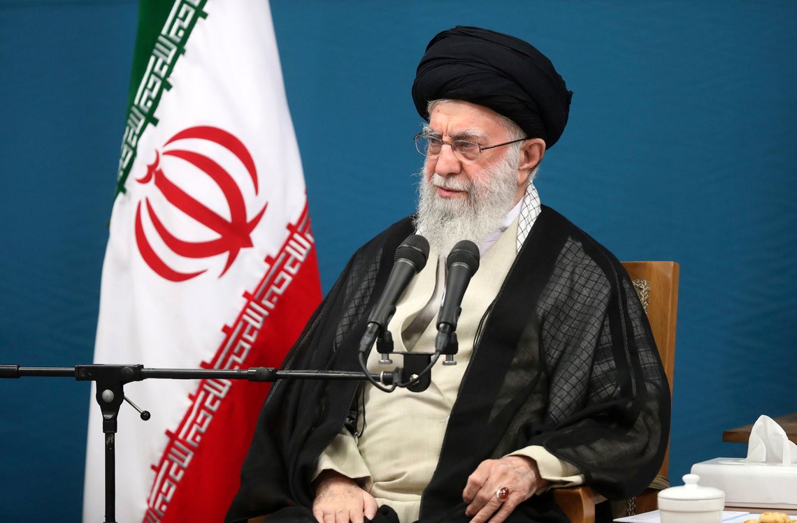 To kilder som Reuters har snakket med, sier at Irans leder ayatolla Ali Khamenei er blitt brakt i sikrere omgivelser etter nattens angrep i Libanon. Foto: Irans øverste leders kontor / AP / NTB To kilder som Reuters har snakket med, sier at Irans leder ayatolla Ali Khamenei er blitt brakt i sikrere omgivelser etter nattens angrep i Libanon. Foto: Irans øverste leders kontor / AP / NTB