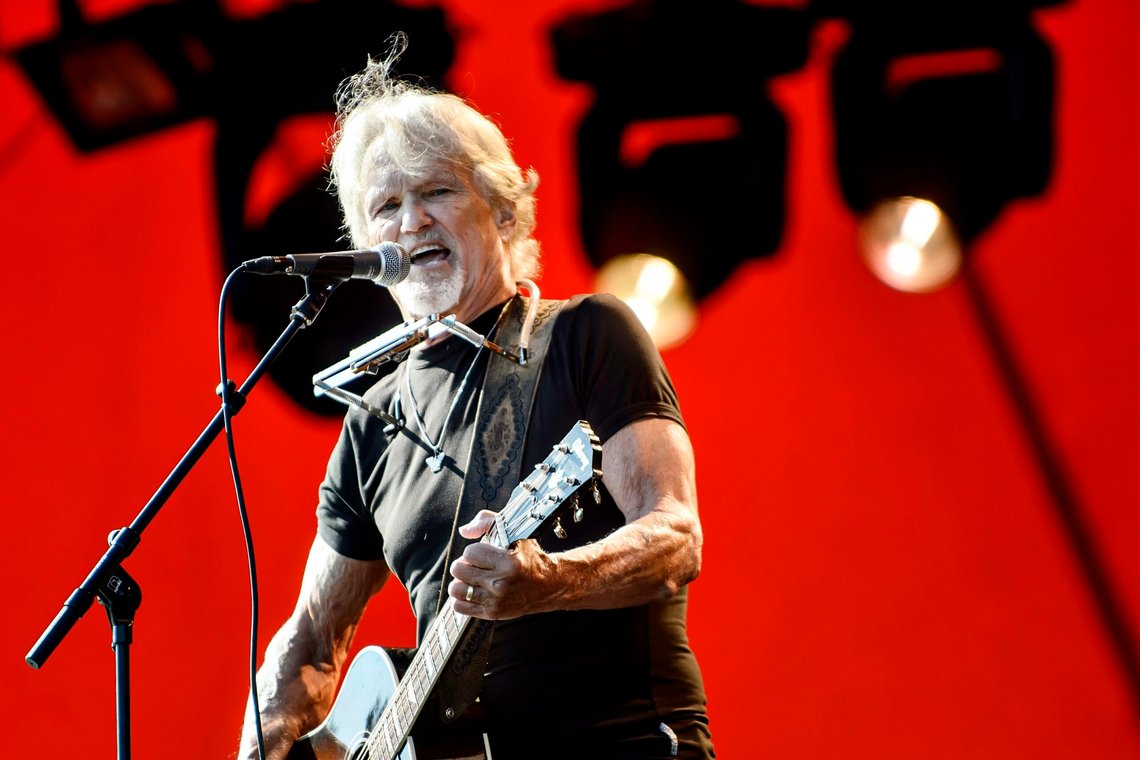 Kris Kristoffersen spilte alene på den enorme Orange Scene på Roskilde Festival 2013. Med munnspill og gitar viste han at rutine aldri går av moten. Nå er han død. Foto: Torkil Adsersen/ Scanpix/ NTB Kris Kristoffersen spilte alene på den enorme Orange Scene på Roskilde Festival 2013. Med munnspill og gitar viste han at rutine aldri går av moten. Nå er han død. Foto: Torkil Adsersen/ Scanpix/ NTB