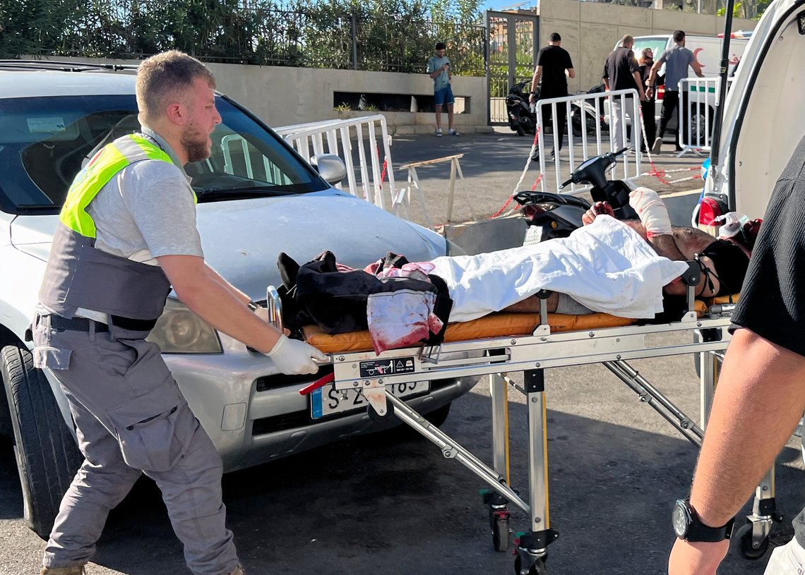 Libanesiske ambulansearbeidere bringer en såret mann, trolig et medlem av terrorgruppa Hizbollah, til al-Zahraa-sykehuset i Beirut. Foto: Hussein Malla / AP / NTB Libanesiske ambulansearbeidere bringer en såret mann, trolig et medlem av terrorgruppa Hizbollah, til al-Zahraa-sykehuset i Beirut. Foto: Hussein Malla / AP / NTB