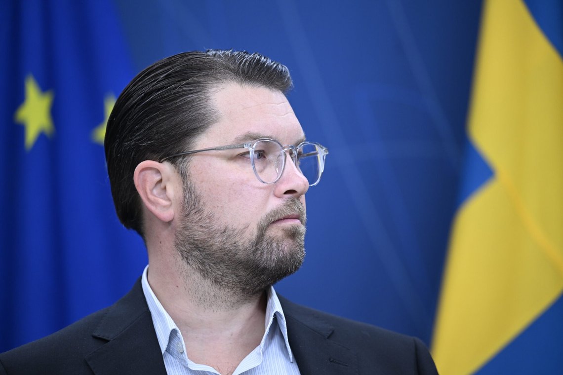 Jimmie Åkesson støtter regjeringens forslag om å betale innvandrere for å reise tilbake til hjemlandet. Foto: Fredrik Sandberg / TT / NTB Jimmie Åkesson støtter regjeringens forslag om å betale innvandrere for å reise tilbake til hjemlandet. Foto: Fredrik Sandberg / TT / NTB