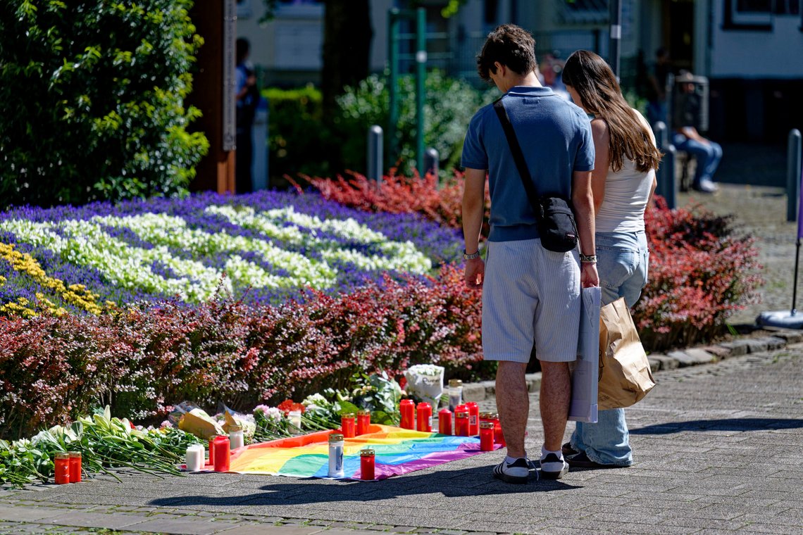 Tre personer ble drept i knivangrepet i Solingen. Blomster legges ut, lys tennes, så glemmer vi kjapt hva som har skjedd. Ingen viser vilje til å stanse slaktingen av europeere. Foto: Henning Kaiser / DPA via AP / NTB Tre personer ble drept i knivangrepet i Solingen. Blomster legges ut, lys tennes, så glemmer vi kjapt hva som har skjedd. Ingen viser vilje til å stanse slaktingen av europeere. Foto: Henning Kaiser / DPA via AP / NTB