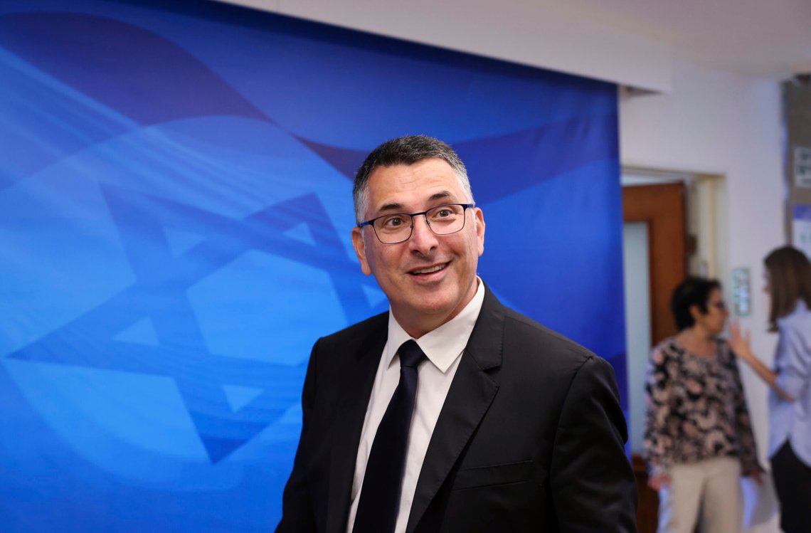 Israels tidligere justisminister Gideon Saar har vært en skarp kritiker av Benjamin Netanyahu. I forbindelse med massedemonstrasjonene mot Netanyahu før den siste Gaza-krigen brøt ut, kalte Saar Netanyahus regjering for antisionistisk, svak og kortsynt. Arkivfoto: Emmanuel Dunand/Pool Photo via AP / NTB Israels tidligere justisminister Gideon Saar har vært en skarp kritiker av Benjamin Netanyahu. I forbindelse med massedemonstrasjonene mot Netanyahu før den siste Gaza-krigen brøt ut, kalte Saar Netanyahus regjering for antisionistisk, svak og kortsynt. Arkivfoto: Emmanuel Dunand/Pool Photo via AP / NTB