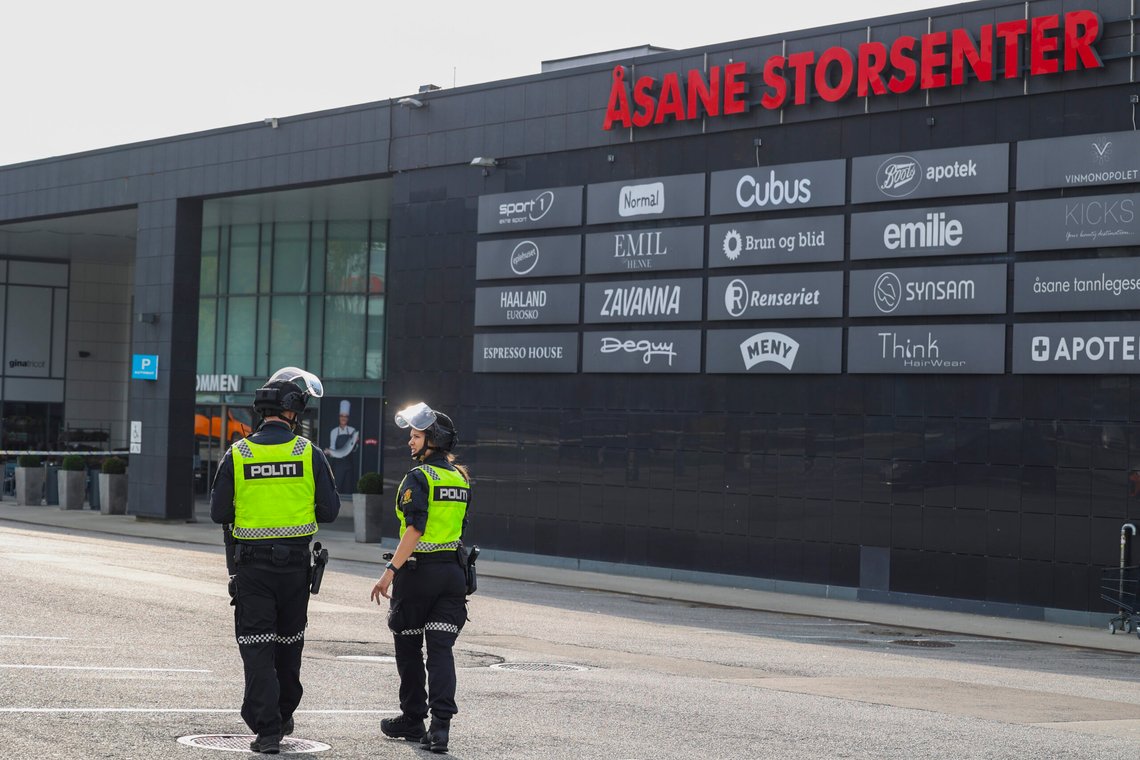 En mann er siktet etter en bombetrussel mot lokalt Nav-kontor i Bergen mandag. Politiet varsler at de skal be om fire uker i varetektsfengsel for mannen. Foto: Silje Katrine Robinson / NTB En mann er siktet etter en bombetrussel mot lokalt Nav-kontor i Bergen mandag. Politiet varsler at de skal be om fire uker i varetektsfengsel for mannen. Foto: Silje Katrine Robinson / NTB