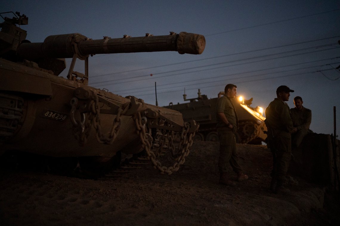 Israelske soldater ved en stridsvogn på de israelsk-annekterte Golanhøydene torsdag, ikke langt unna er grensen til Libanon. Foto: Leo Correa / AP / NTB Israelske soldater ved en stridsvogn på de israelsk-annekterte Golanhøydene torsdag, ikke langt unna er grensen til Libanon. Foto: Leo Correa / AP / NTB