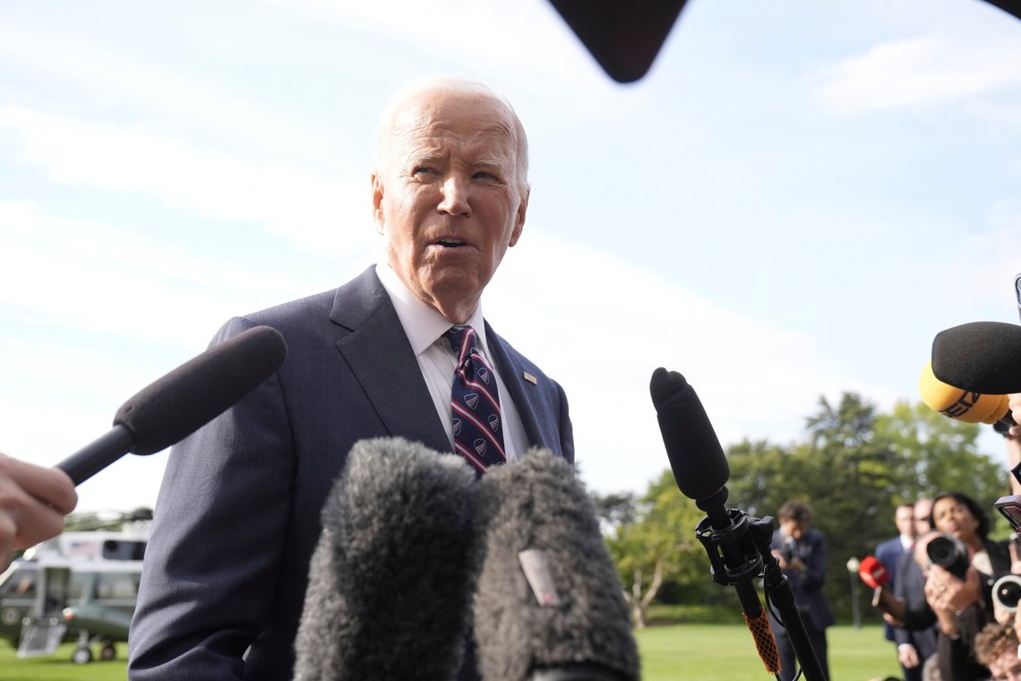 President Joe Biden sa til pressen utenfor Det hvite hus mandag at han er takknemlig for at det går greit med Trump etter det tilsynelatende attentatet dagen før. Foto: Mark Schiefelbein / AP / NTB President Joe Biden sa til pressen utenfor Det hvite hus mandag at han er takknemlig for at det går greit med Trump etter det tilsynelatende attentatet dagen før. Foto: Mark Schiefelbein / AP / NTB