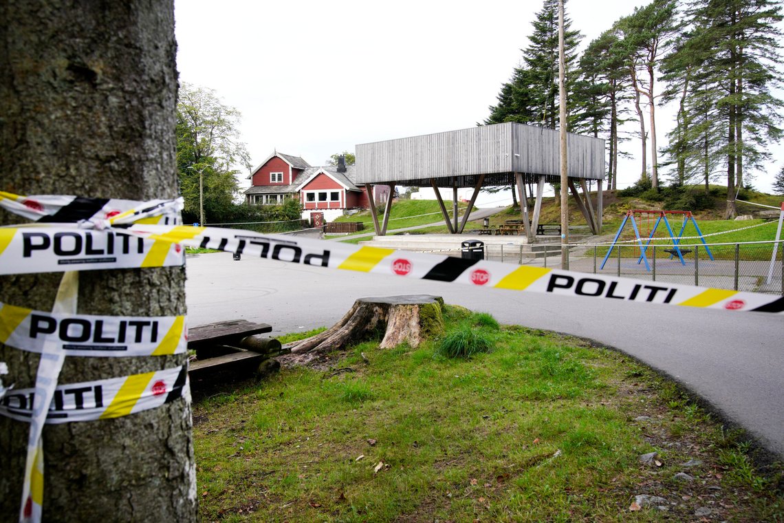 Haugesund 20240917.
En mann i 20-årene ble funnet med skuddskader i Haraldsvang i Haugesund mandag kveld. Politiet tror det kan være flere skadede. Ingen er pågrepet.
Foto: Jan Kåre Ness / NTB Haugesund 20240917.
En mann i 20-årene ble funnet med skuddskader i Haraldsvang i Haugesund mandag kveld. Politiet tror det kan være flere skadede. Ingen er pågrepet.
Foto: Jan Kåre Ness / NTB