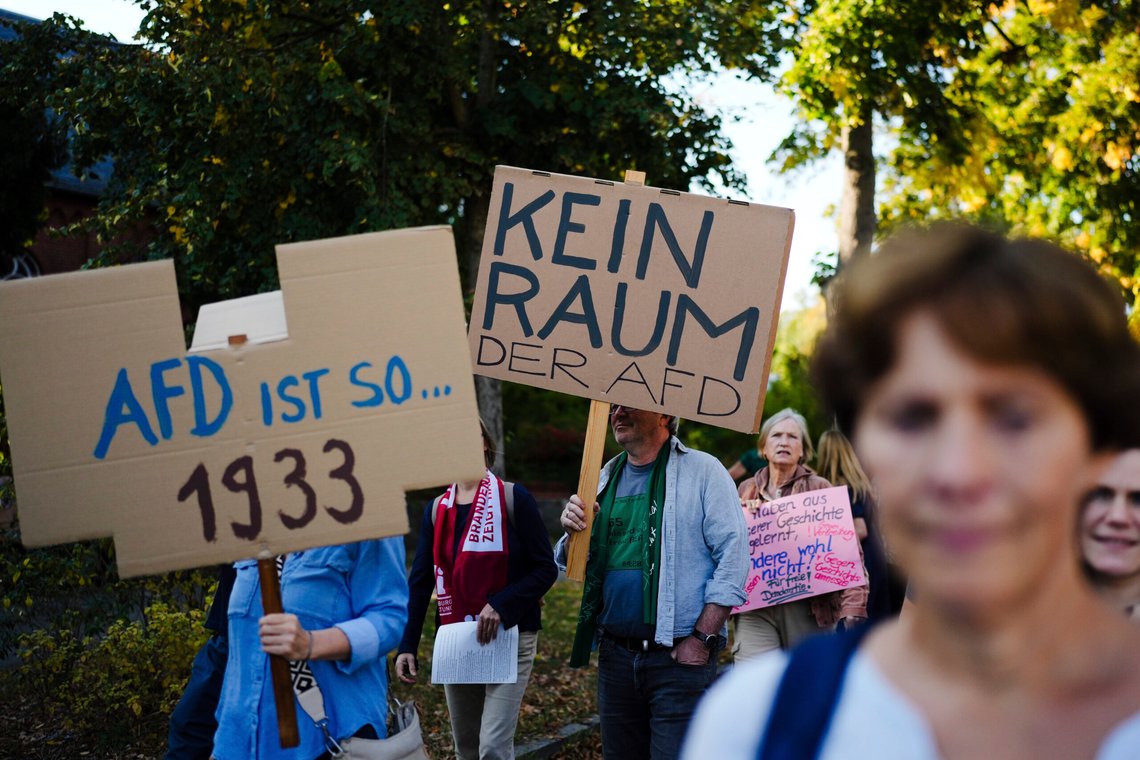 Flere hundre demonstranter samlet seg utenfor der det høyreorienterte partiet AfD planla å se søndagens valgresultat i delstaten Brandenburg. Sosialister i Tyskland kan heller ikke tåle folk med andre meninger.Foto: Markus Schreiber / AP / NTB Flere hundre demonstranter samlet seg utenfor der det høyreorienterte partiet AfD planla å se søndagens valgresultat i delstaten Brandenburg. Sosialister i Tyskland kan heller ikke tåle folk med andre meninger.Foto: Markus Schreiber / AP / NTB