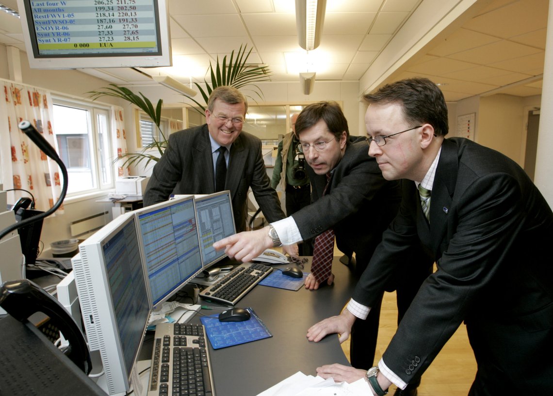 OSLO 20050228: Nord Pool er den første børsen i verden som kan tilby handel med utslippsrettigheter (CO2). Den formelle åpningen av CO2-markedet ble mandag foretatt av statssekretær Oluf Ulseth i Olje- og energidepartementet (til høyre). Her sammen med adm. dir. i Nord Pool, Torger Lien, og styreleder i Nord Pool ASA, Odd Håkon Hoelsæter (til venstre).
Foto: Bjørn Sigurdsøn / NTB . OSLO 20050228: Nord Pool er den første børsen i verden som kan tilby handel med utslippsrettigheter (CO2). Den formelle åpningen av CO2-markedet ble mandag foretatt av statssekretær Oluf Ulseth i Olje- og energidepartementet (til høyre). Her sammen med adm. dir. i Nord Pool, Torger Lien, og styreleder i Nord Pool ASA, Odd Håkon Hoelsæter (til venstre).
Foto: Bjørn Sigurdsøn / NTB .