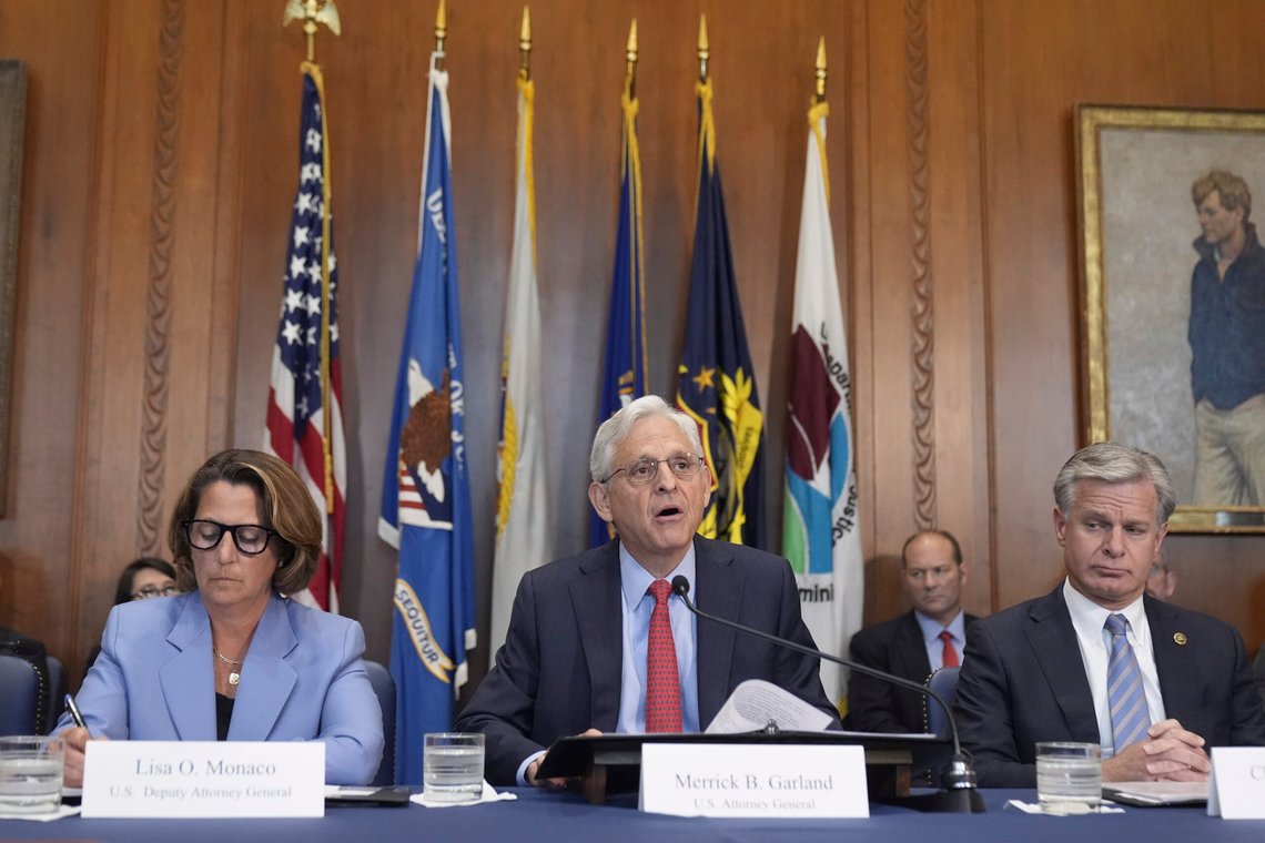 USAs justisminister Merrick Garland (i midten) fotografert på møtet i en gruppe i departementet som jobber med trusler mot det amerikanske valget. Til venstre sitter visejustisminister Lisa Monaco, mens FBI-sjef Christopher Wray sitter til høyre på bildet. Foto: Mark Schiefelbein / AP / NTB USAs justisminister Merrick Garland (i midten) fotografert på møtet i en gruppe i departementet som jobber med trusler mot det amerikanske valget. Til venstre sitter visejustisminister Lisa Monaco, mens FBI-sjef Christopher Wray sitter til høyre på bildet. Foto: Mark Schiefelbein / AP / NTB