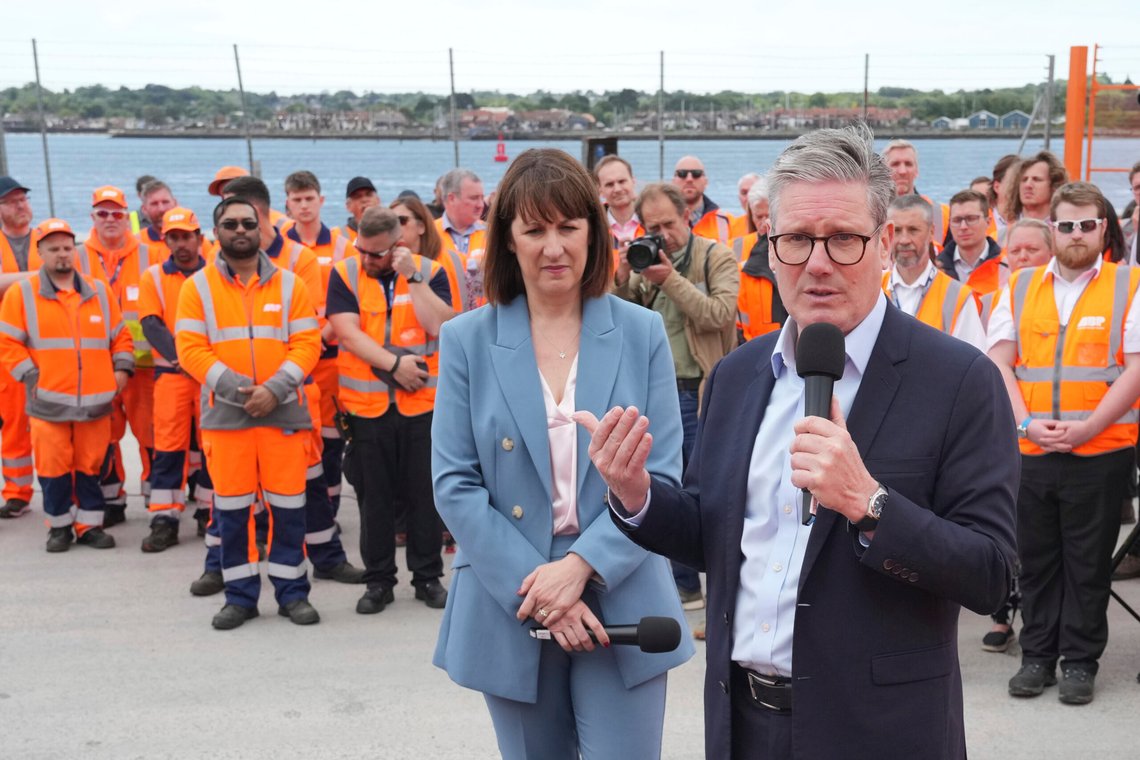 Keir Starmer og Rachel Reeves smisket med arbeidere i valgkampen. Men nå, etter bare noen uker, er det helt tydelig at britiske arbeidere må bære vekta av Labours sinnssyke økonomiske politikk. Foto: AP /Kin Cheung/ NTB Keir Starmer og Rachel Reeves smisket med arbeidere i valgkampen. Men nå, etter bare noen uker, er det helt tydelig at britiske arbeidere må bære vekta av Labours sinnssyke økonomiske politikk. Foto: AP /Kin Cheung/ NTB