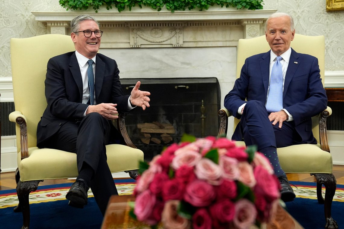 Keir Starmer (til venstre) møtte Joe Biden i Det hvite hus i forbindelse med Nato-toppmøtet i Washington i sommer. Førstkommende fredag skal de to igjen møtes i den amerikanske presidentboligen. De to kan sikkert utveksle gode ideer. Arkivfoto: Evan Vucci / AP / NTB Keir Starmer (til venstre) møtte Joe Biden i Det hvite hus i forbindelse med Nato-toppmøtet i Washington i sommer. Førstkommende fredag skal de to igjen møtes i den amerikanske presidentboligen. De to kan sikkert utveksle gode ideer. Arkivfoto: Evan Vucci / AP / NTB
