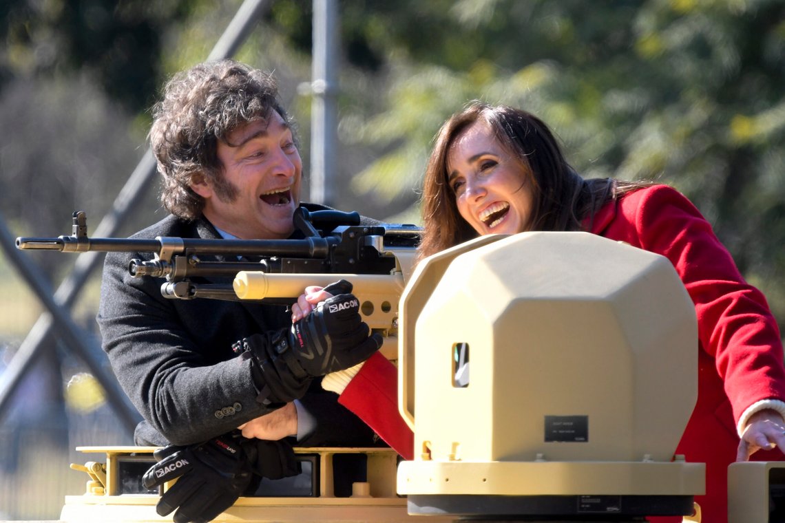 Javier Milei og Argentinas visepresident Victoria Villarrue koser seg på en stridsvogn under feiringen av Argentinas frigjøringsdag 9. juli. Foto: AP /Gustavo Garello/ NTB Javier Milei og Argentinas visepresident Victoria Villarrue koser seg på en stridsvogn under feiringen av Argentinas frigjøringsdag 9. juli. Foto: AP /Gustavo Garello/ NTB