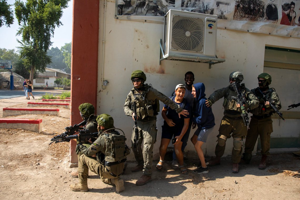 Israelske spesialstyrker opererer allerede inne i Libanon. Dette kan være innledningen på en bakkeinvasjon. Her under øvelse som simulerer et terrorangrep mot en skole. Foto: AP /Ariel Schalit/ NTB Israelske spesialstyrker opererer allerede inne i Libanon. Dette kan være innledningen på en bakkeinvasjon. Her under øvelse som simulerer et terrorangrep mot en skole. Foto: AP /Ariel Schalit/ NTB