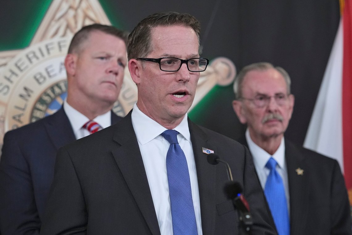 Før leder av FBIs Florida-kontor kunne tiltre måtte hans sosiale konti renses for Trump-hat. Dette er folkene i ledelsen for FBI og Secret Service. Special Agent in Charge Jeffrey B. Veltri, of the FBI Miami Field Office, center, speaks during a news conference by law enforcement officials, Monday, Sept. 16, 2024, at the Palm Beach County Sheriff's Office in West Palm Beach, Fla., to provide an update on the investigation into the apparent assassination attempt of Republican presidential nominee former President Donald Trump. Ronald Rowe Jr., left, the acting director of the Secret Service and Palm Beach County Sherriff Ric Bradshaw, right, listen (AP Photo/Wilfredo Lee) Før leder av FBIs Florida-kontor kunne tiltre måtte hans sosiale konti renses for Trump-hat. Dette er folkene i ledelsen for FBI og Secret Service. Special Agent in Charge Jeffrey B. Veltri, of the FBI Miami Field Office, center, speaks during a news conference by law enforcement officials, Monday, Sept. 16, 2024, at the Palm Beach County Sheriff's Office in West Palm Beach, Fla., to provide an update on the investigation into the apparent assassination attempt of Republican presidential nominee former President Donald Trump. Ronald Rowe Jr., left, the acting director of the Secret Service and Palm Beach County Sherriff Ric Bradshaw, right, listen (AP Photo/Wilfredo Lee)