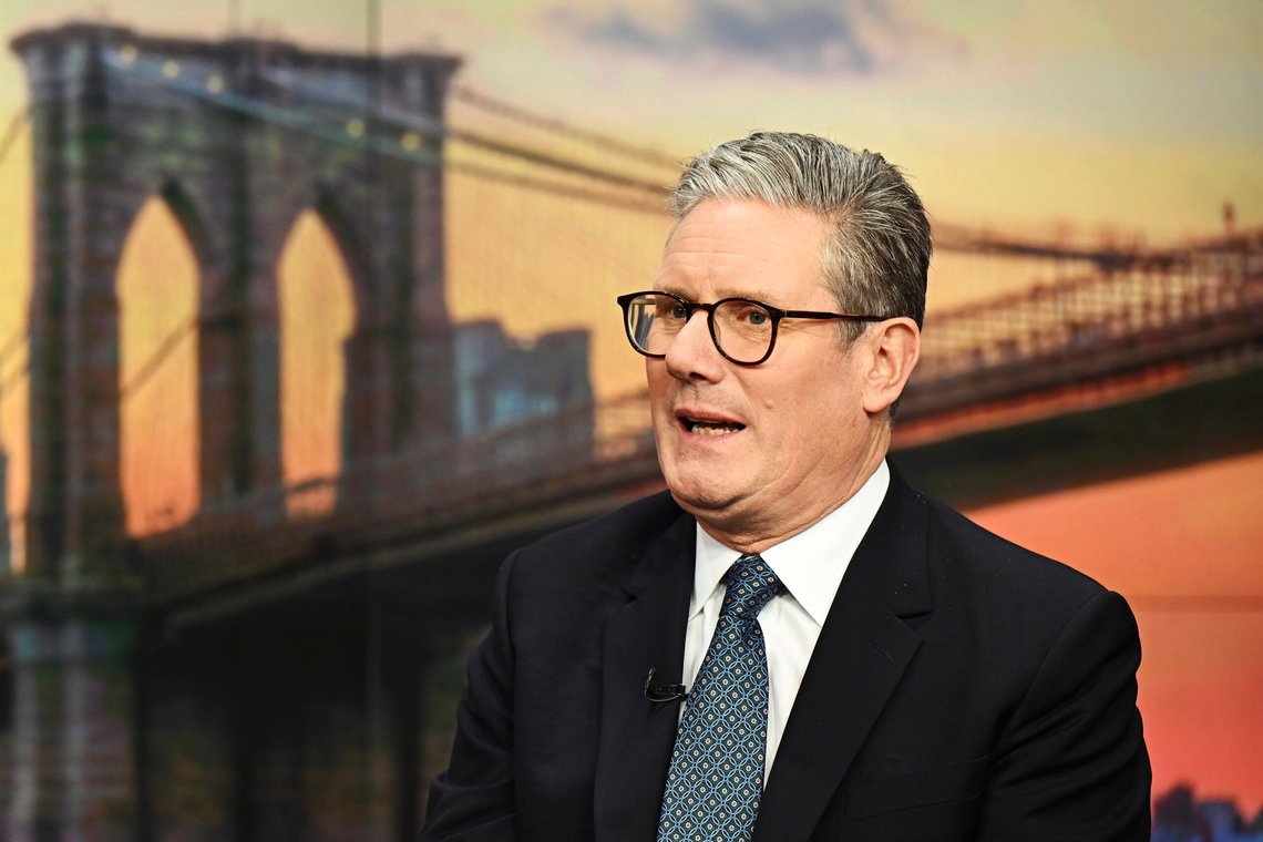Keir Starmer får passet påskrevet av sine egne. Foto: Leon Neal via AP / NTB. Keir Starmer får passet påskrevet av sine egne. Foto: Leon Neal via AP / NTB.