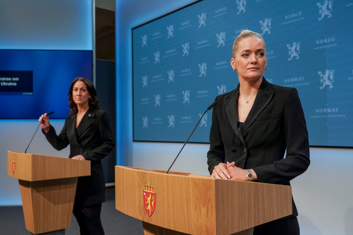 Justis- og beredskapsminister Emilie Enger Mehl (Sp) (t.h.) og arbeids- og inkluderingsminister Tonje Brenna (Ap) holdt fredag pressekonferanse om hvordan regjeringen strammer inn reglene for flyktninger fra Ukraina. Foto: Ole Berg-Rusten / NTB Justis- og beredskapsminister Emilie Enger Mehl (Sp) (t.h.) og arbeids- og inkluderingsminister Tonje Brenna (Ap) holdt fredag pressekonferanse om hvordan regjeringen strammer inn reglene for flyktninger fra Ukraina. Foto: Ole Berg-Rusten / NTB
