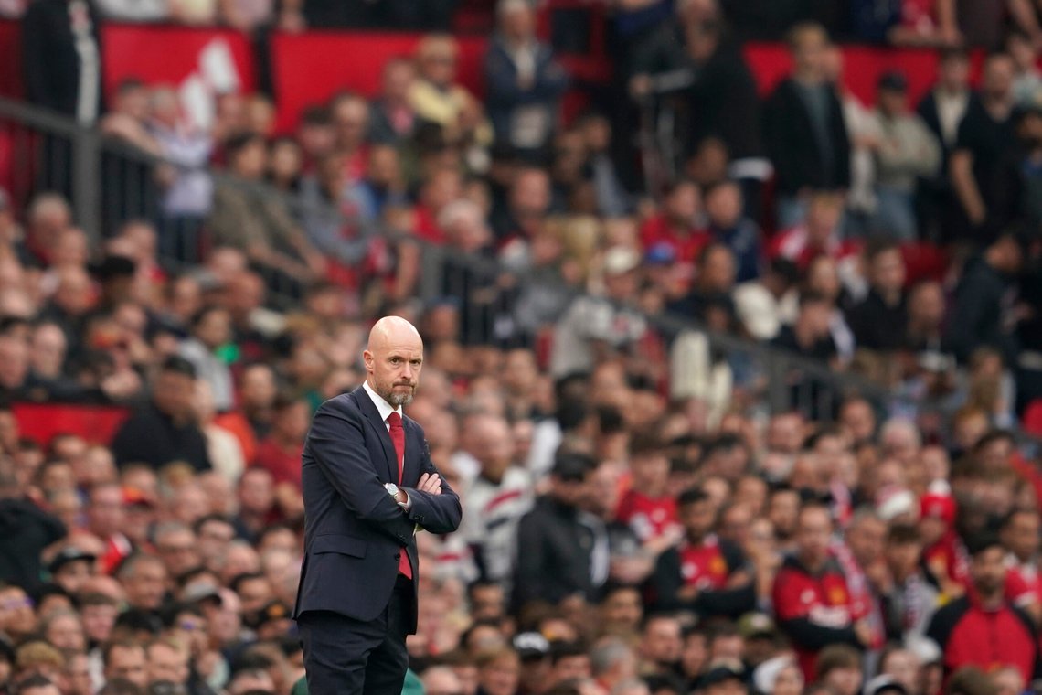 Det ble en svært tung og ydmykende dag for Manchester Uniteds manager, Erik ten Hag. Foto: AP/Dave Thompson Det ble en svært tung og ydmykende dag for Manchester Uniteds manager, Erik ten Hag. Foto: AP/Dave Thompson
