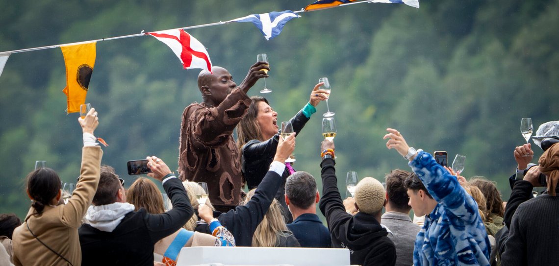 Prinsesse Märtha Louise og Durek Verrett og gjester skåler i champagne på vei til bryllupsfeiring i Geiranger før bryllupet.
Foto: Heiko Junge / NTB Prinsesse Märtha Louise og Durek Verrett og gjester skåler i champagne på vei til bryllupsfeiring i Geiranger før bryllupet.
Foto: Heiko Junge / NTB