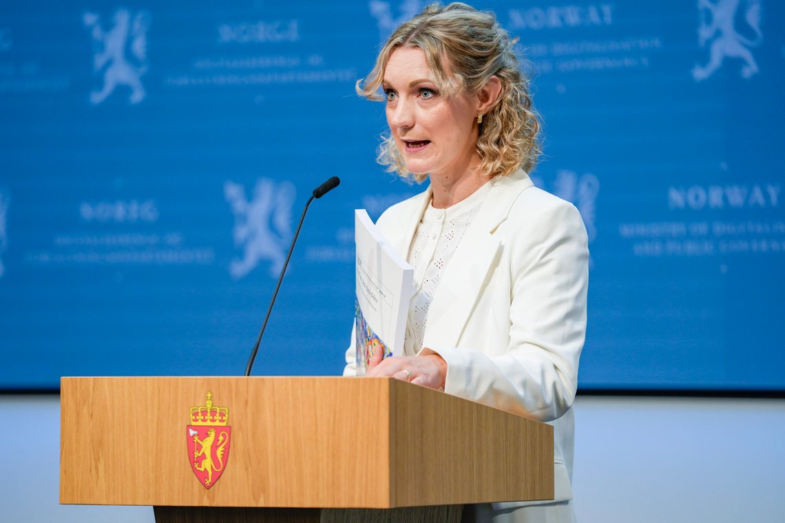 Oslo 20240626.
Digitaliserings- og forvaltningsminister Karianne Tung (Ap) mottar utredningen «Med lov skal data deles» i Marmorhallen i Oslo.
Foto: Terje Bendiksby / NTB Oslo 20240626.
Digitaliserings- og forvaltningsminister Karianne Tung (Ap) mottar utredningen «Med lov skal data deles» i Marmorhallen i Oslo.
Foto: Terje Bendiksby / NTB