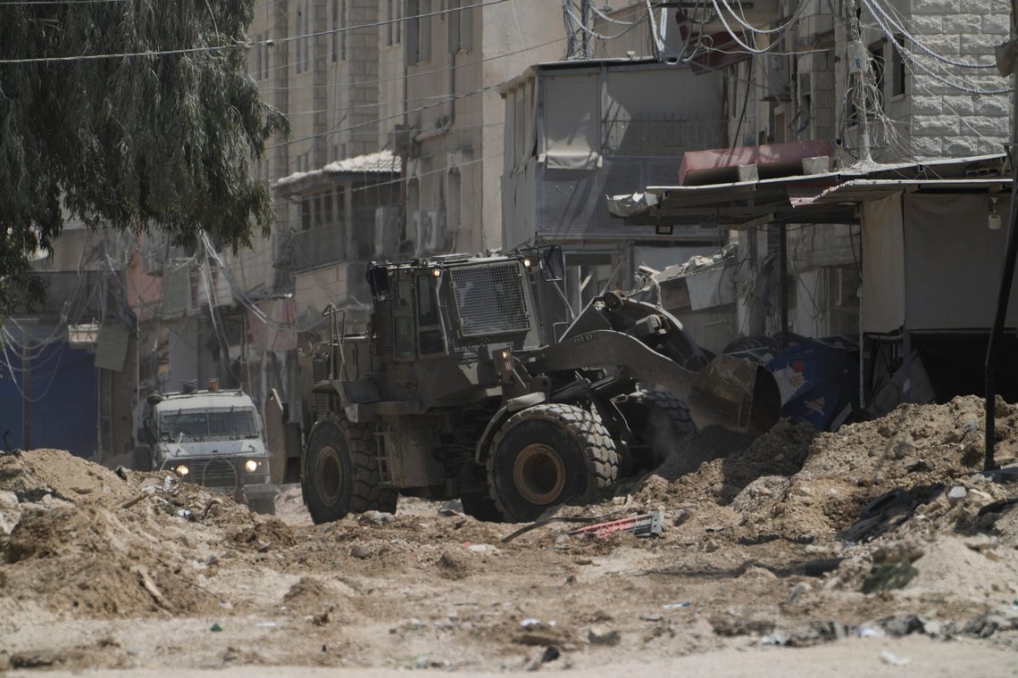 Terroristene graver veibomber dypt ned i bakken. Israel bruker bulldosere til å skyfle av veidekket slik at bombene går av. A bulldozer from the Israeli forces moves on a street during a military operation in the West Bank refugee camp of Nur Shams, Tulkarem, Thursday, Aug. 29, 2024. (AP Photo/Majdi Mohammed) Terroristene graver veibomber dypt ned i bakken. Israel bruker bulldosere til å skyfle av veidekket slik at bombene går av. A bulldozer from the Israeli forces moves on a street during a military operation in the West Bank refugee camp of Nur Shams, Tulkarem, Thursday, Aug. 29, 2024. (AP Photo/Majdi Mohammed)