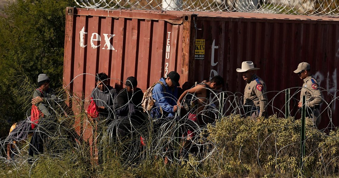 NYE TALL: De oppsiktsvekkende tallene har ført til kraftige reaksjoner. Her fra grensen mellom USA og Mexico. (AP Photo/Eric Gay) NYE TALL: De oppsiktsvekkende tallene har ført til kraftige reaksjoner. Her fra grensen mellom USA og Mexico. (AP Photo/Eric Gay)