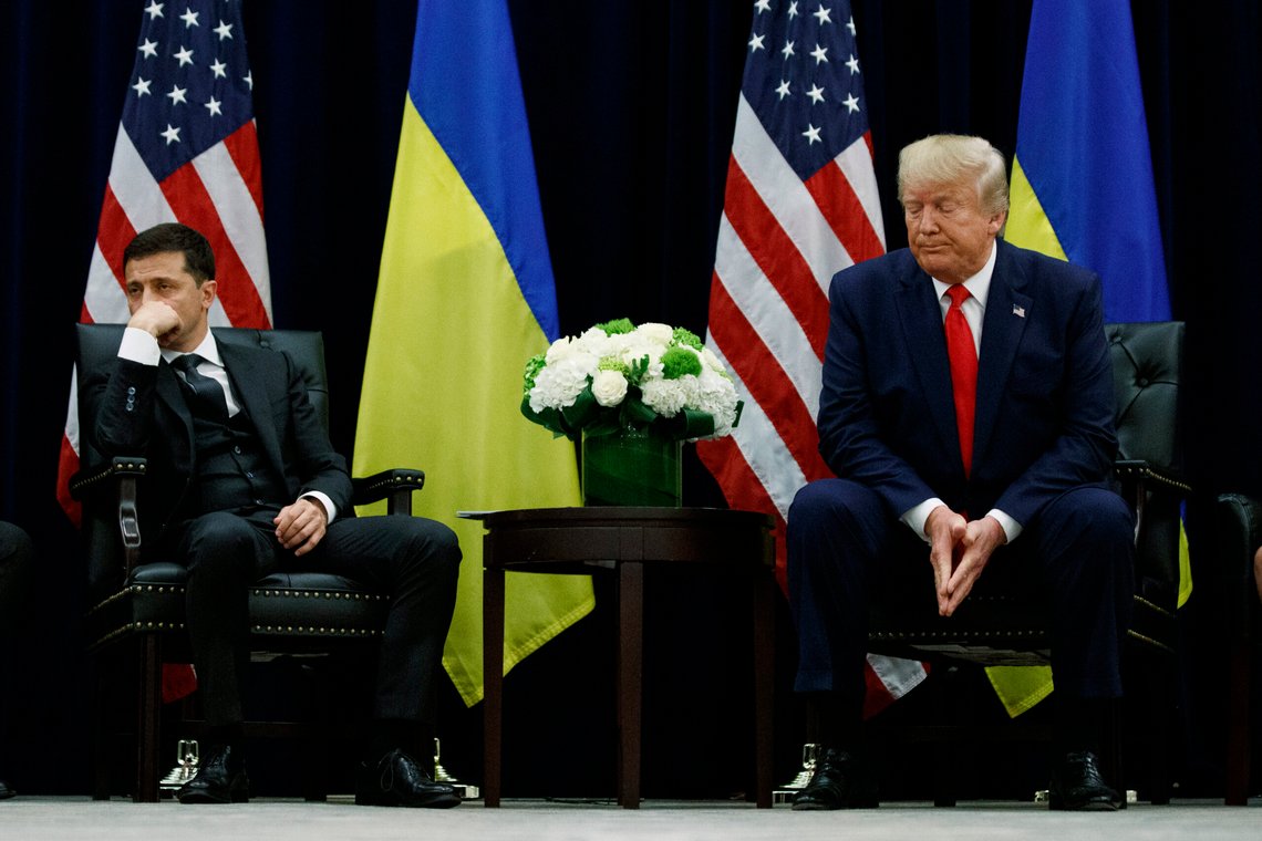 USAs president Donald Trump (t.h.) kritiserer Volodymyr Zelenskyj for å ikke ha inngått en fredsavtale med Russland. Samtidig kritiserer han Biden-administrasjonens omfattende militærstøtte til Ukraina. Bildet er fra da de to møttes i september 2019. Foto: Evan Vucci / AP / NTB USAs president Donald Trump (t.h.) kritiserer Volodymyr Zelenskyj for å ikke ha inngått en fredsavtale med Russland. Samtidig kritiserer han Biden-administrasjonens omfattende militærstøtte til Ukraina. Bildet er fra da de to møttes i september 2019. Foto: Evan Vucci / AP / NTB