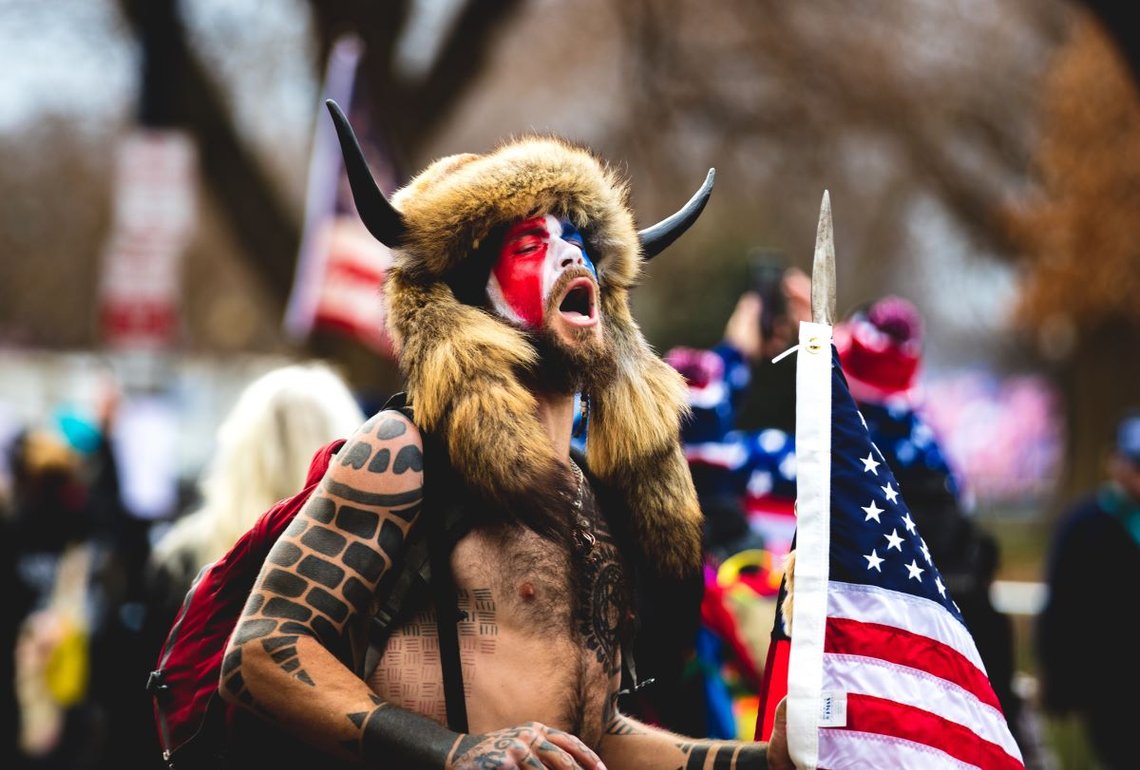 Jacob Chansley, kjent som «QAnon-sjamanen», 6 januar , 2021. Foto: Jake Angeli, Shutterstock. Jacob Chansley, kjent som «QAnon-sjamanen», 6 januar , 2021. Foto: Jake Angeli, Shutterstock.