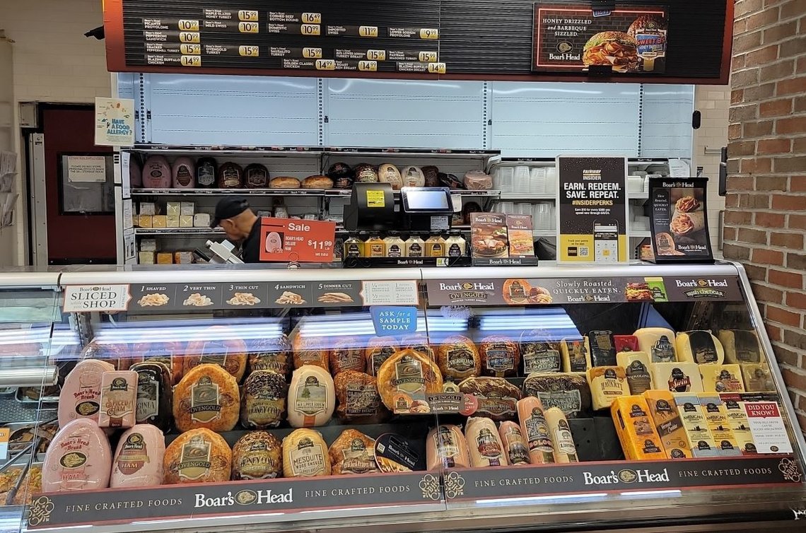 New York, NY, USA - 11. juli 2024: Boar's Head deli i Fairway Market på 6th Avenue i Midtown, New York City. Her tilbys et utvalg av skinker, oster, pølser og andre produkter. Foto: NYC Neo, USA. New York, NY, USA - 11. juli 2024: Boar's Head deli i Fairway Market på 6th Avenue i Midtown, New York City. Her tilbys et utvalg av skinker, oster, pølser og andre produkter. Foto: NYC Neo, USA.