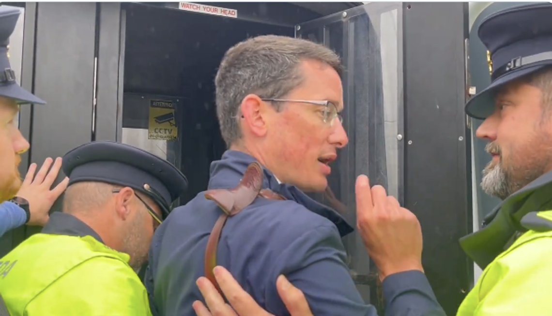 Enoch Burke arresteres på skolen han tidligere jobbet, og en nå fengslet for tredje gang. Stillbilde X/ Enoch Burke Enoch Burke arresteres på skolen han tidligere jobbet, og en nå fengslet for tredje gang. Stillbilde X/ Enoch Burke