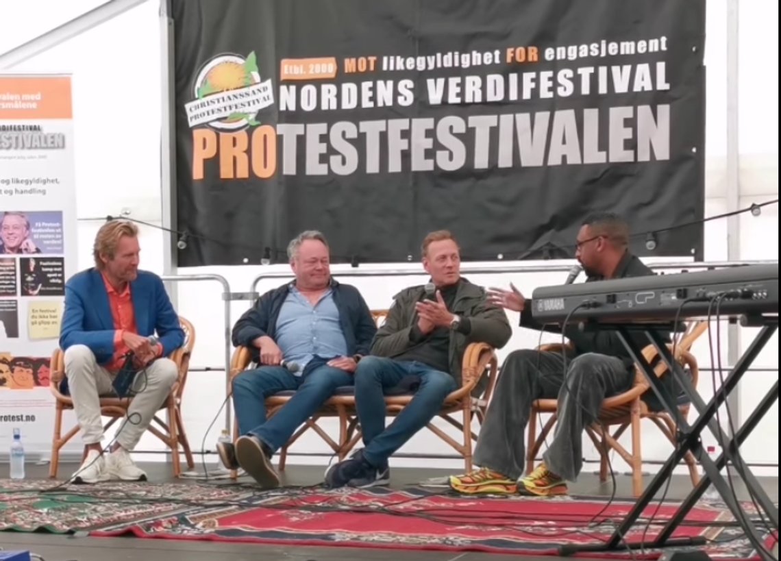 NEGER: Er det lov å si ordet «neger?» det synes ikke den svenske mangfoldskonsulenten og forfatteren Barakat Ghebrehawariat (t.h.). Den norske kunstneren Tommy Johansson lot seg imidlertid ikke bøye, og skapte alvorlig misnøye hos debattmostanderen. NEGER: Er det lov å si ordet «neger?» det synes ikke den svenske mangfoldskonsulenten og forfatteren Barakat Ghebrehawariat (t.h.). Den norske kunstneren Tommy Johansson lot seg imidlertid ikke bøye, og skapte alvorlig misnøye hos debattmostanderen.