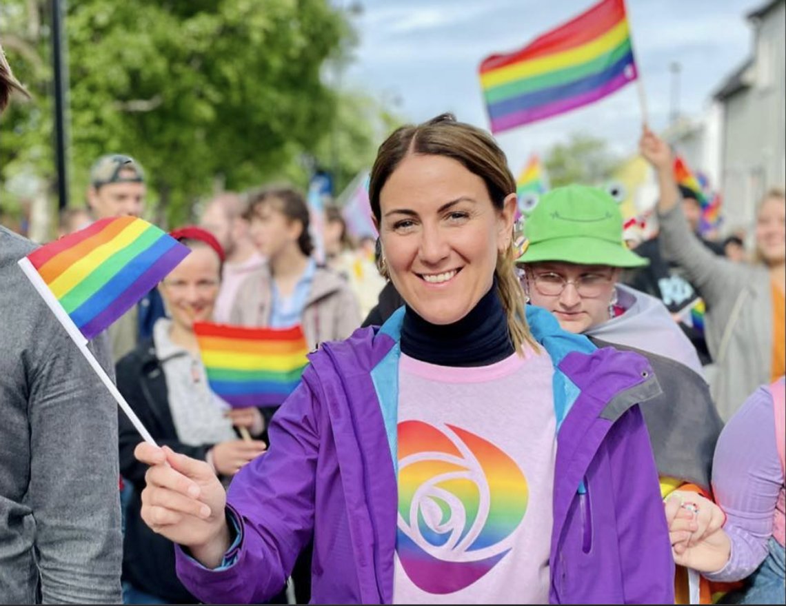 Tonje Brenna koser seg i Pride-paraden i Bodø. Det er jo så inkluderende. Foto: FB/ Brenna Tonje Brenna koser seg i Pride-paraden i Bodø. Det er jo så inkluderende. Foto: FB/ Brenna