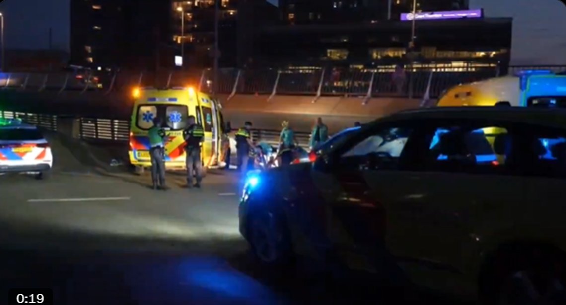 Nødetatene måtte rykke ut etter et knivangrep i Rotterdam som ser ut som et småskala terrorangrep. Stillbilde X/ TR Nødetatene måtte rykke ut etter et knivangrep i Rotterdam som ser ut som et småskala terrorangrep. Stillbilde X/ TR
